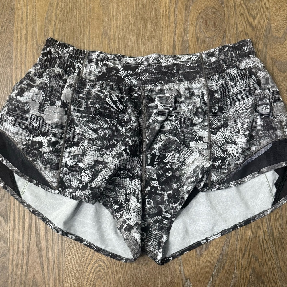 Lululemon Hotty Hot Shorts  Sz 8 **** - Picture 5 of 10